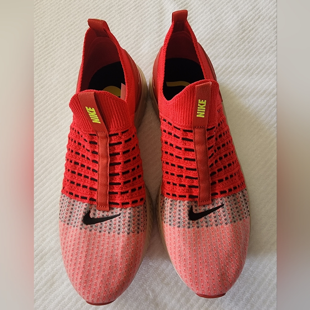 Nike Phantom Dynamic Red and Black Sneakers
